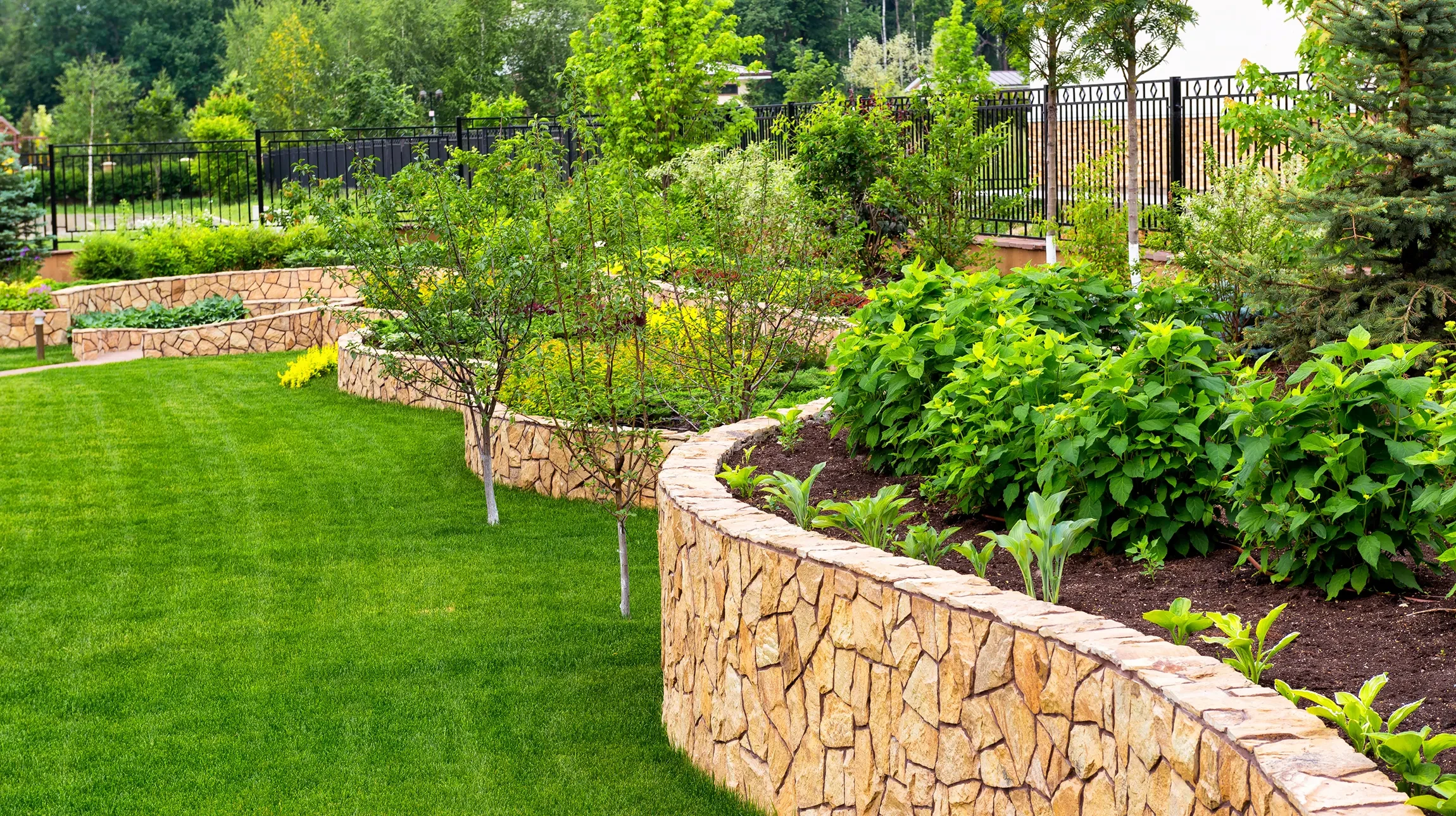 Jardin paysager extérieur avec cascade artificielle et bassin d'eau