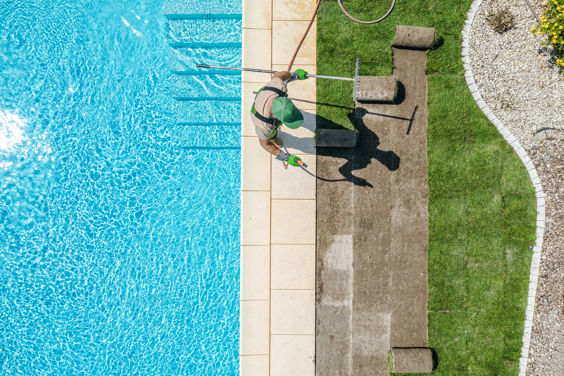 Piscine extérieure avec eau cristalline turquoise sous soleil éclatant