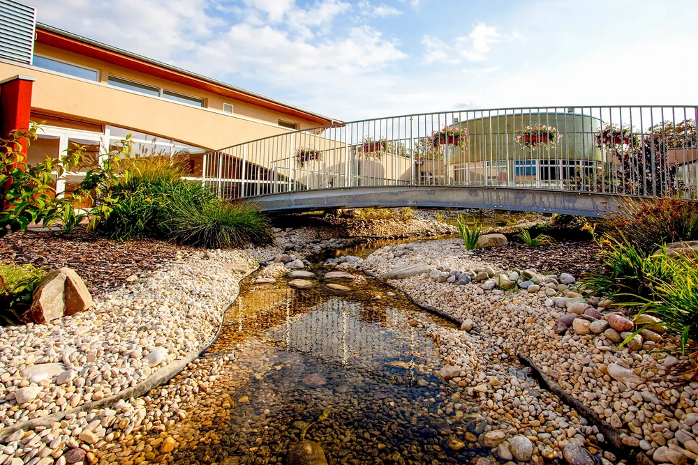 Aménagement paysager extérieur résidentiel avec massif rocheux décoratif