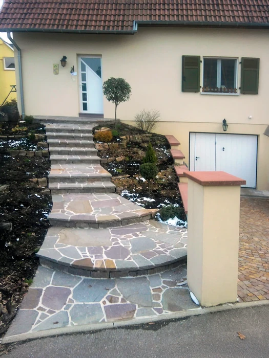 Aménagement paysager extérieur résidentiel avec massif rocheux décoratif